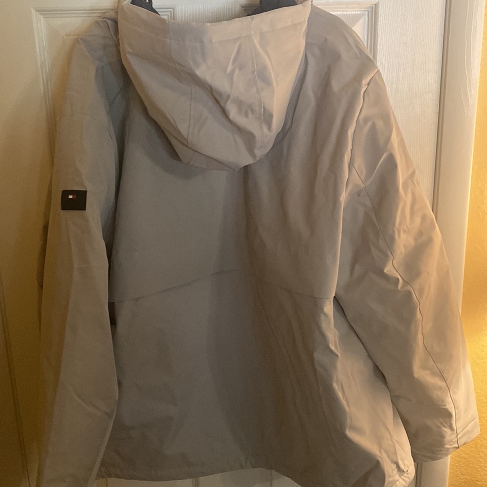 MENS NEW WITH TAGS TOMMY HILFIGER WATER RESISTANT & WIND RESISTANT JACKET - Picture 2 of 3